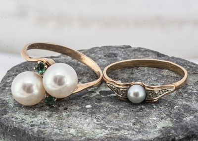 Lot 186 - A 14k cultured pearl and emerald crossover dress ring