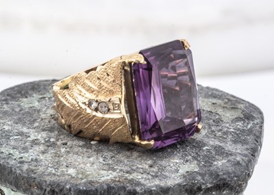 Lot 191 - An Egyptian gold and synthetic colour change corundum signet ring