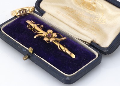 Lot 195 - A 15ct gold bar brooch