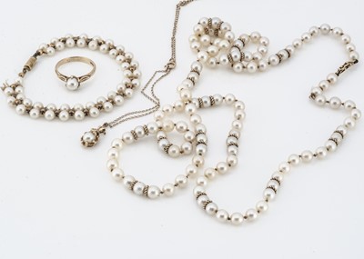 Lot 198 - A collection of cultured pearls