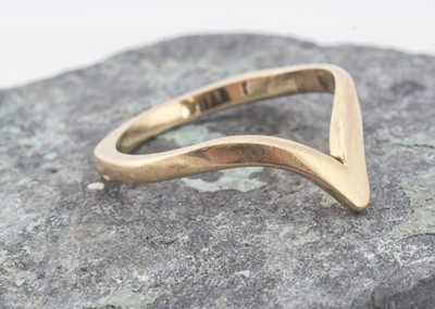 Lot 205 - An 18ct gold wishbone shaped wedding band