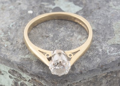Lot 209 - An 18ct gold diamond solitaire