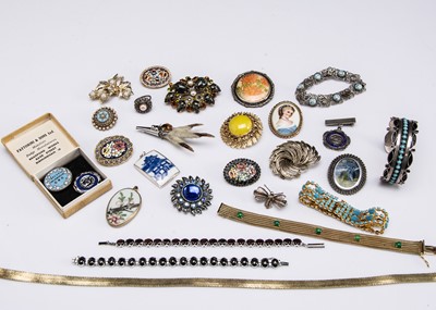 Lot 225 - A collection of costume jewels