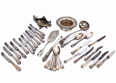 Lot 279 - A set of twelve George V period silver handled knives from Mappin & Webbs and other silver plated cutlery