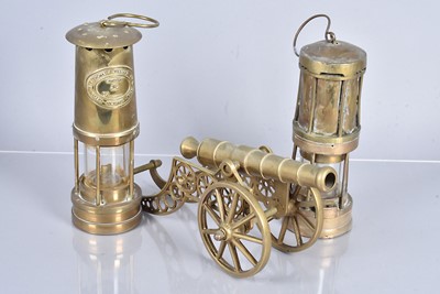 Lot 640 - A brass model of a Field Artillery Gun