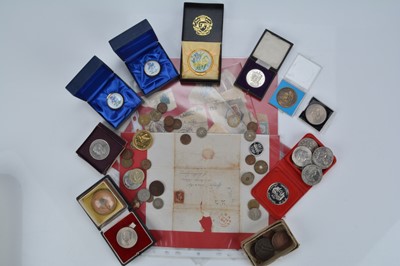 Lot 122 - A small collection of British and World coinage