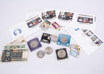 Lot 129 - A small collection of British and world coinage and banknotes