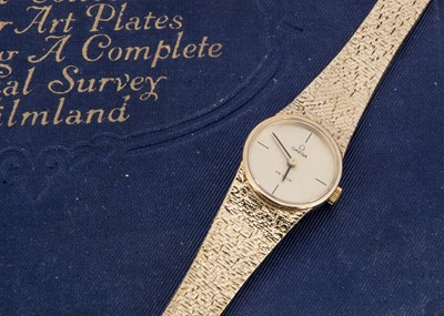 Lot 85 - An Omega manual wind 9ct gold lady's wristwatch