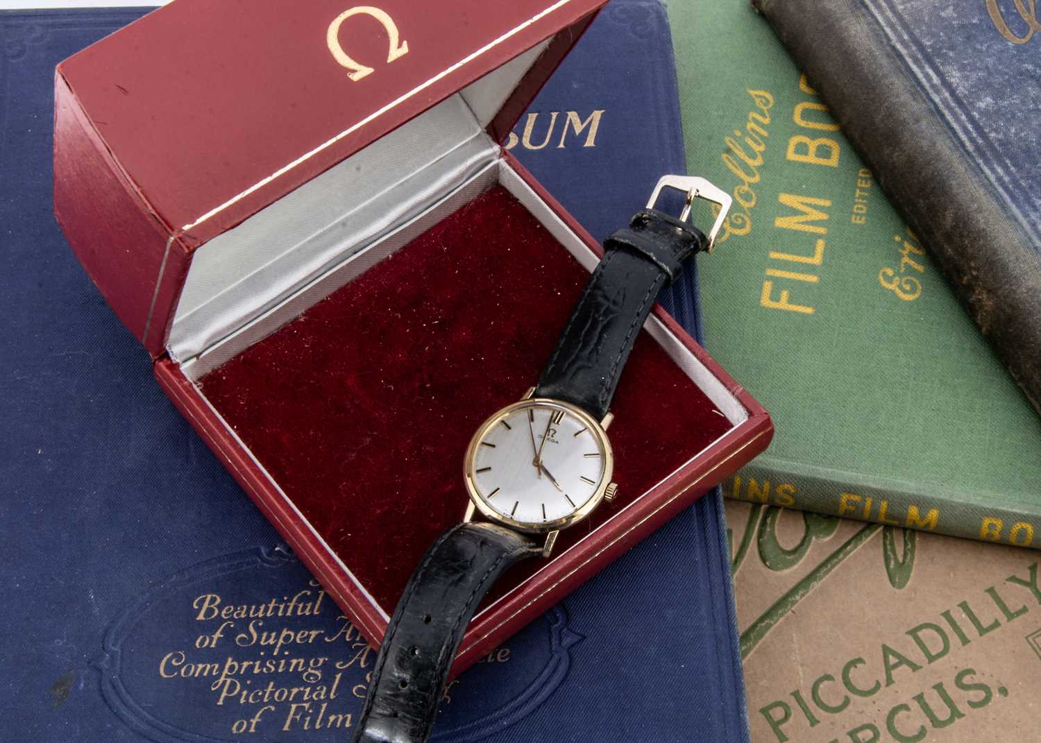 Lot 92 - An Omega manual wind wristwatch