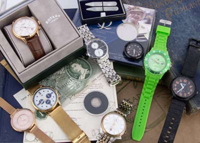 Lot 137 - A collection of modern gentlemans wristwatches and other items