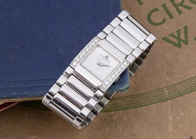 Lot 171 - A modern Baume & Mercier Catwalk stainless steel lady's wristwatch