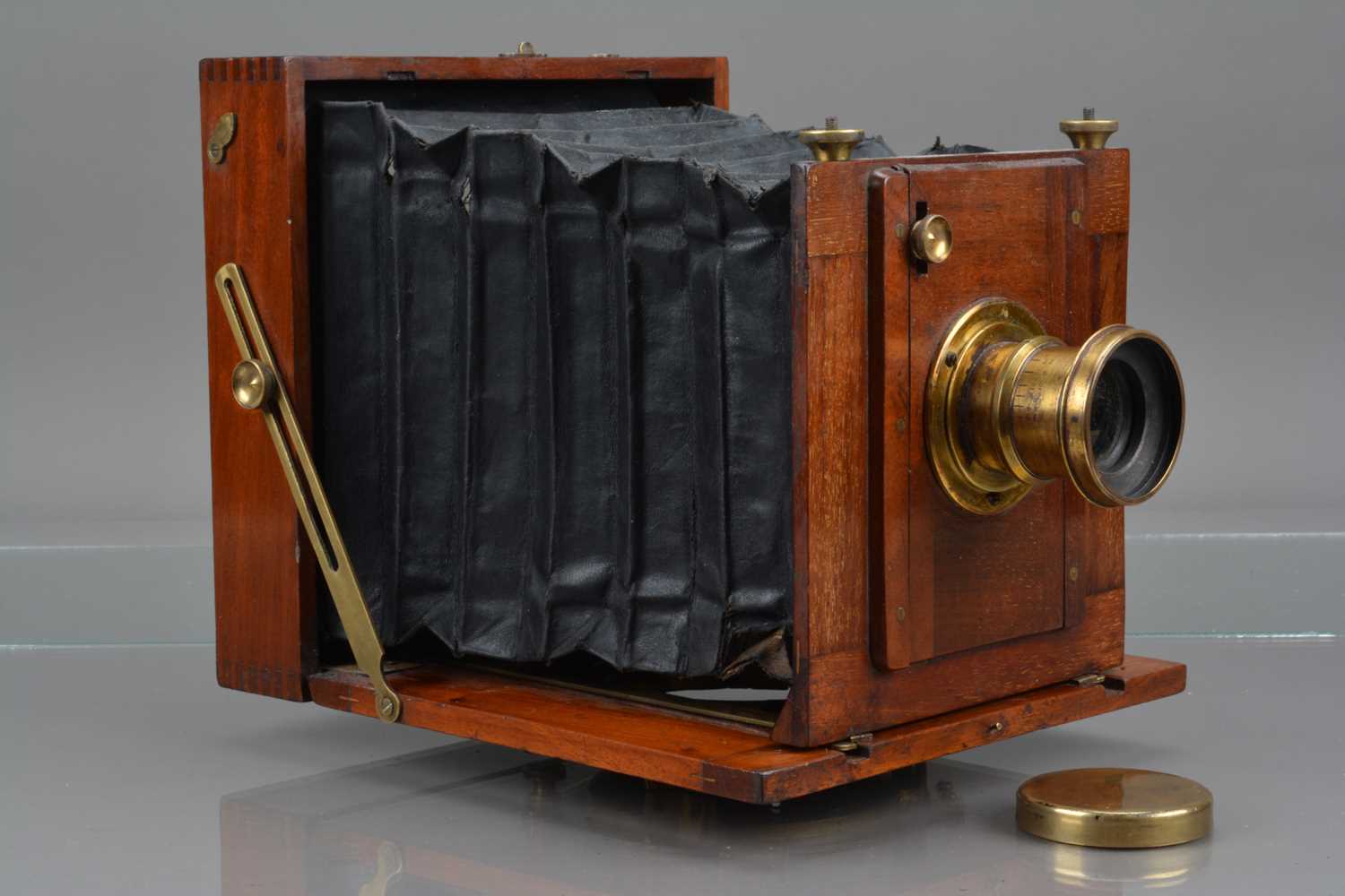 Lot 29 - An E & T Underwood Mahogany & Brass Half Plate Camera