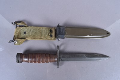 Lot 870 - A WWI US M4 Combat knife/bayonet