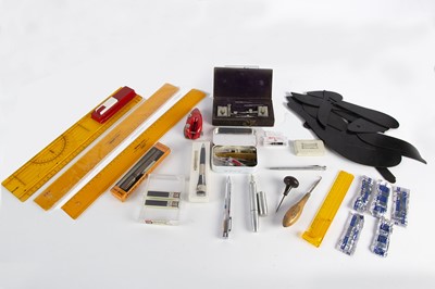 Lot 601 - A collection of drawing equipment