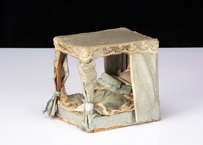 Lot 19 - An English 19th century dolls’ house four-poster bed