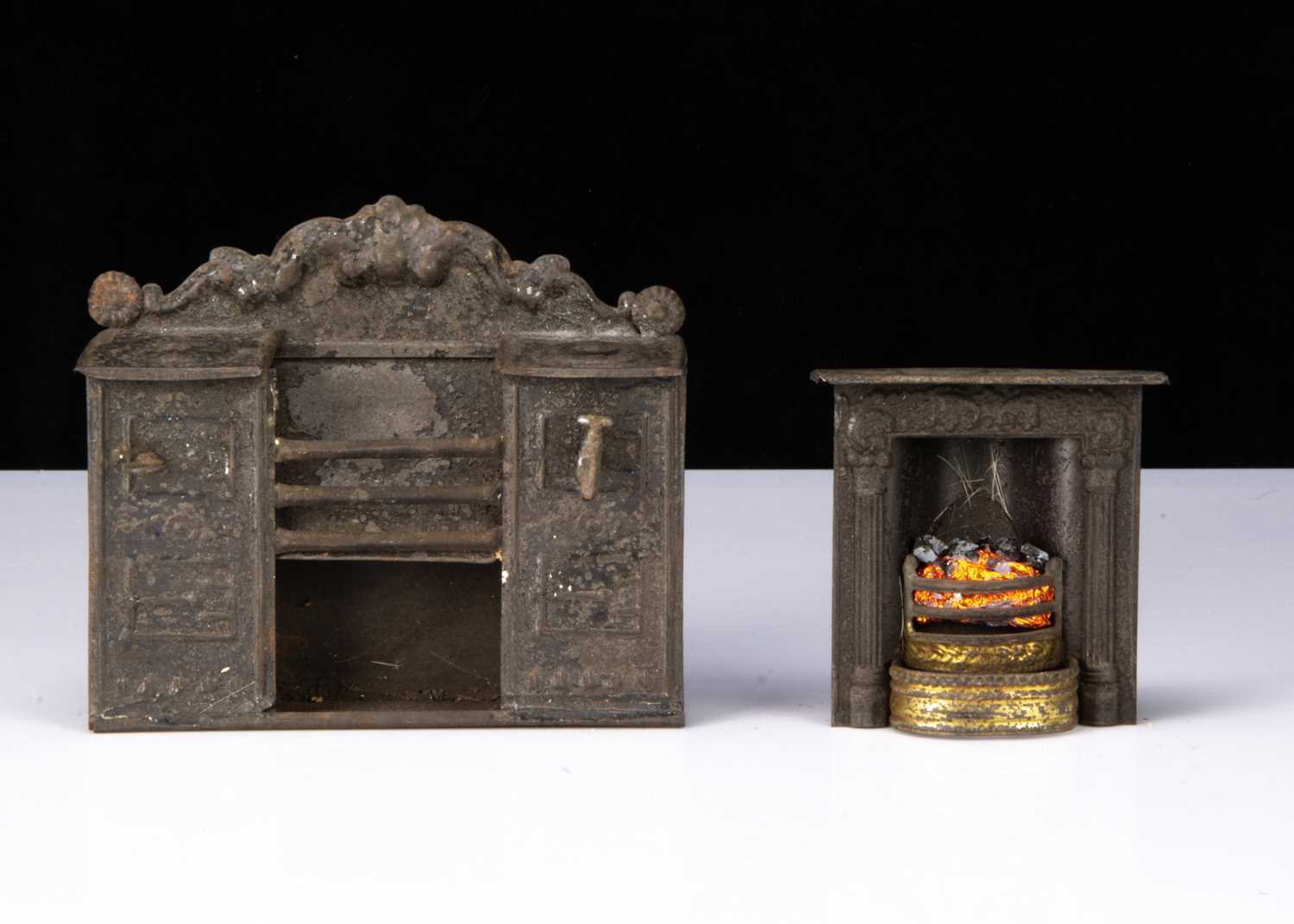 Lot 24 - An Evans & Cartwright tinplate dolls’ house range and fireplace