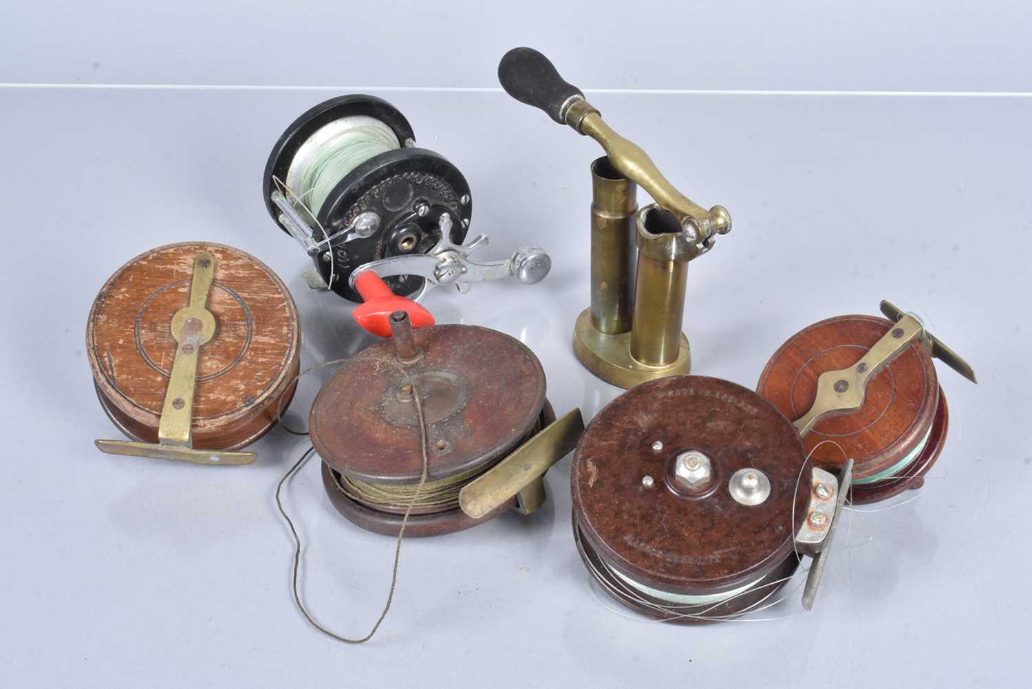 Lot 136 - A small collection of fishing reels