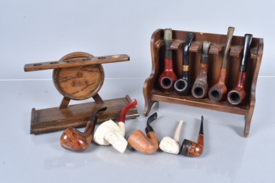 Lot 271 - An assortment of smoking pipes