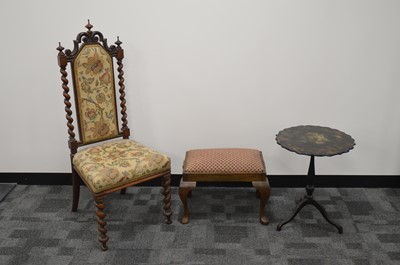 Lot 391 - An early 20th century hall chair