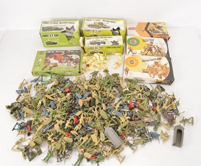 Lot 314 - Collection of Airfix Britains and other 1:32 scale plastic soldiers footballers and vehicles (qty)