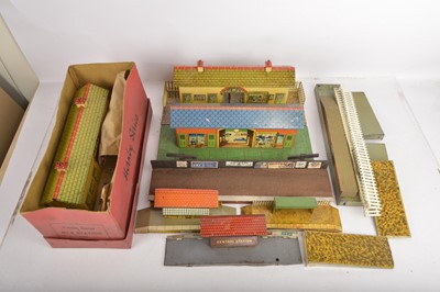 Lot 645 - Hornby 0 gauge Stations and additional Platforms and Fencing (qty)