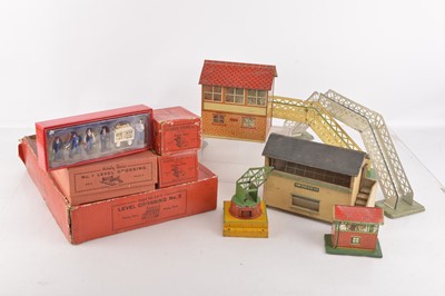 Lot 646 - Hornby and other Makers 0 Gauge Signal Boxes Cranes Footbridges and other Accessories (qty)