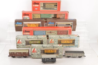 Lot 690 - Lima 0 Gauge Freightliner wagons and other British Outline goods Rolling Stock (11)