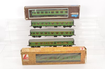 Lot 695 - Lima 0 Gauge BR SR green Mainline Coaches (5)