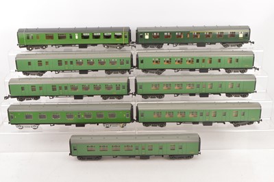 Lot 705 - 9 Lima 0 Gauge BR SR green Corridor Coaches (9)