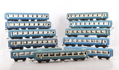 Lot 732 - 11 Tri-ang Big Big 0 Gauge blue and white Coaches (11)