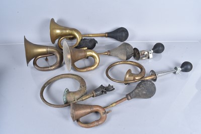 Lot 525 - An assortment of Automotive brass horns