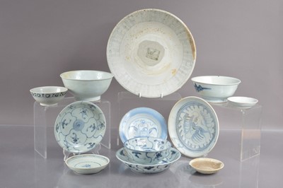 Lot 334 - A good collection of twelve pieces of 'Tek Sing' cargo porcelain