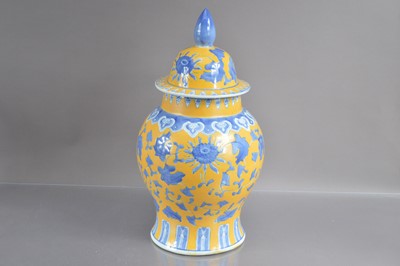 Lot 336 - A large and decorative Chinese lidded vase
