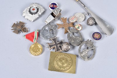 Lot 728 - A job lot of various items, to include a German 4 Year Service medal