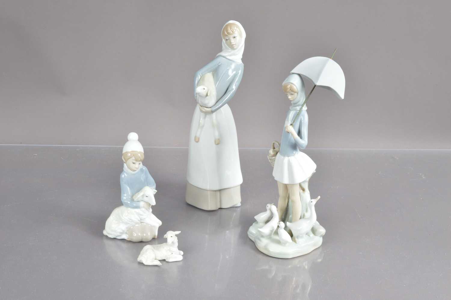 Lot 469 - A group of Lladro figurines