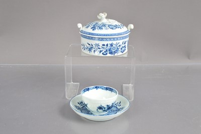 Lot 544 - Two first period Worcester porcelain items