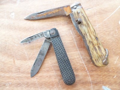 Lot 858 - A group of antler pocket knives