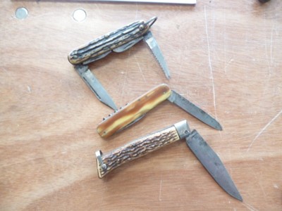 Lot 858 - A group of antler pocket knives