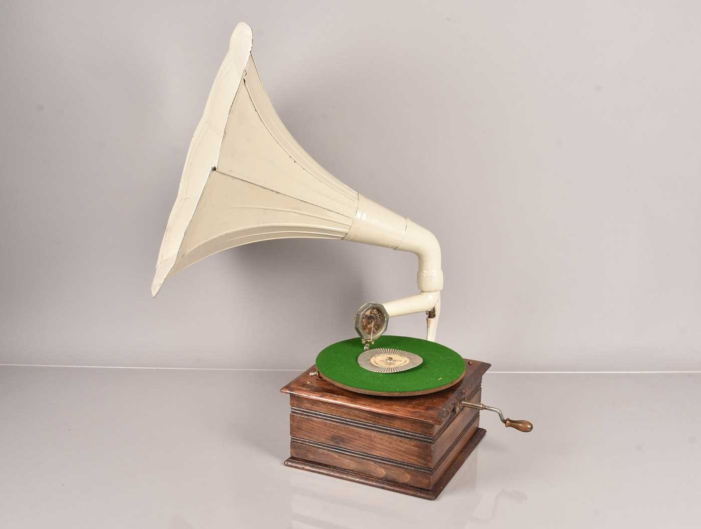 Lot 21 - Horn Gramophone