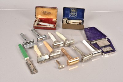 Lot 304 - An assortment on vintage razors