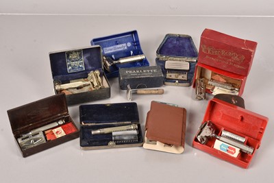 Lot 305 - A collection of vintage razors