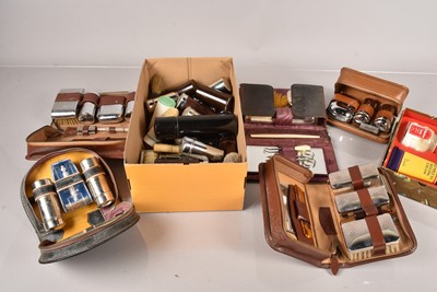 Lot 308 - An assortment of shaving items