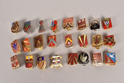 Lot 607 - A collection of US Army DI Insignia badges
