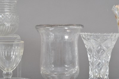 Lot 70 - A collection of glassware