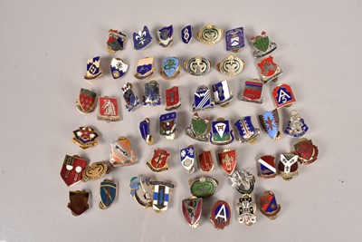 Lot 712 - An assortment of US Army Unit Insignia badges