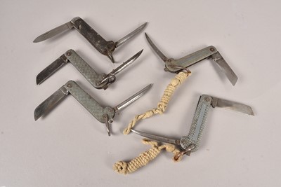 Lot 922 - A group of Military Clasp knives