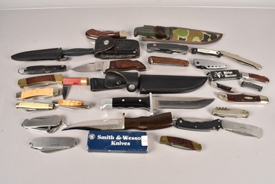 Lot 940 - A good collection of knives and penknives