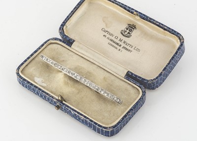 Lot 106 - An Art Deco platinum diamond set bar brooch