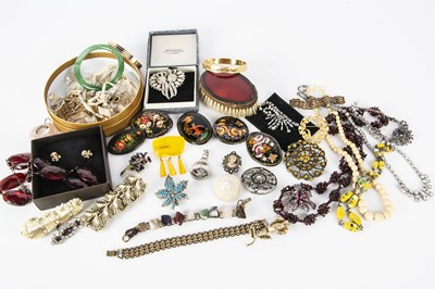 Lot 11 - A collection of costume jewels