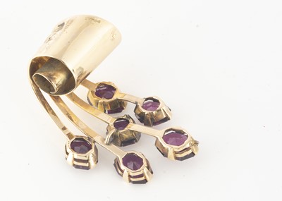 Lot 113 - A gold and garnet Art Deco pendant